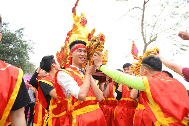 Hàng ngàn người chen chân xem rước vua sống tung tiền phát lộc Hàng ngàn người chen chân xem rước vua sống tung tiền phát lộc